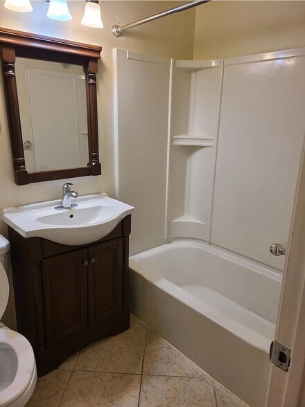 Secondary bathroom - 8219 McClelland Pl