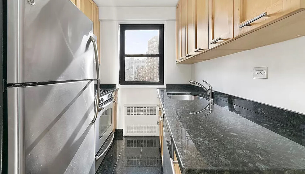 Building Photo - 358 W 48th St