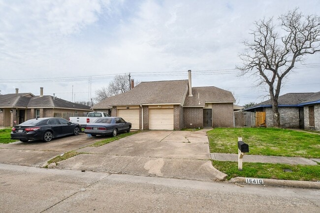 Building Photo - Nice duplex is back on the market