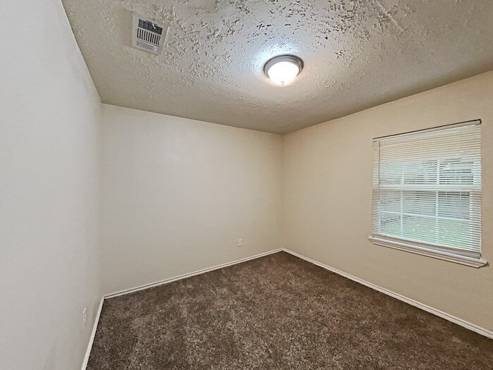 Building Photo - 942 Somercotes Ln