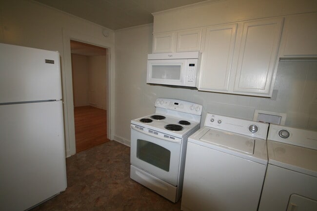 Building Photo - Adorable Lakewood Duplex with W/D and Carport