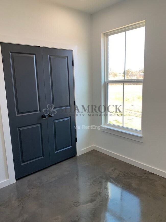 Building Photo - 113 N Van Buren Ave