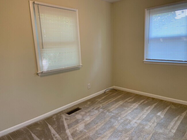 Building Photo - 3 BR between North Elm and North Church