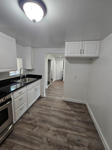 Building Photo - 9411 Castlewood St