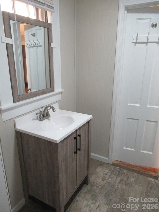 Building Photo - 505 S Cedar St