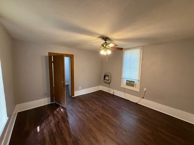 Building Photo - 406 Cedar St
