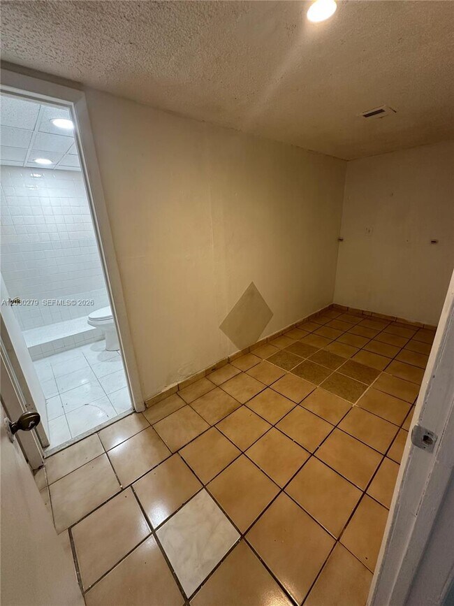 Building Photo - 10000 NW 80th Ct