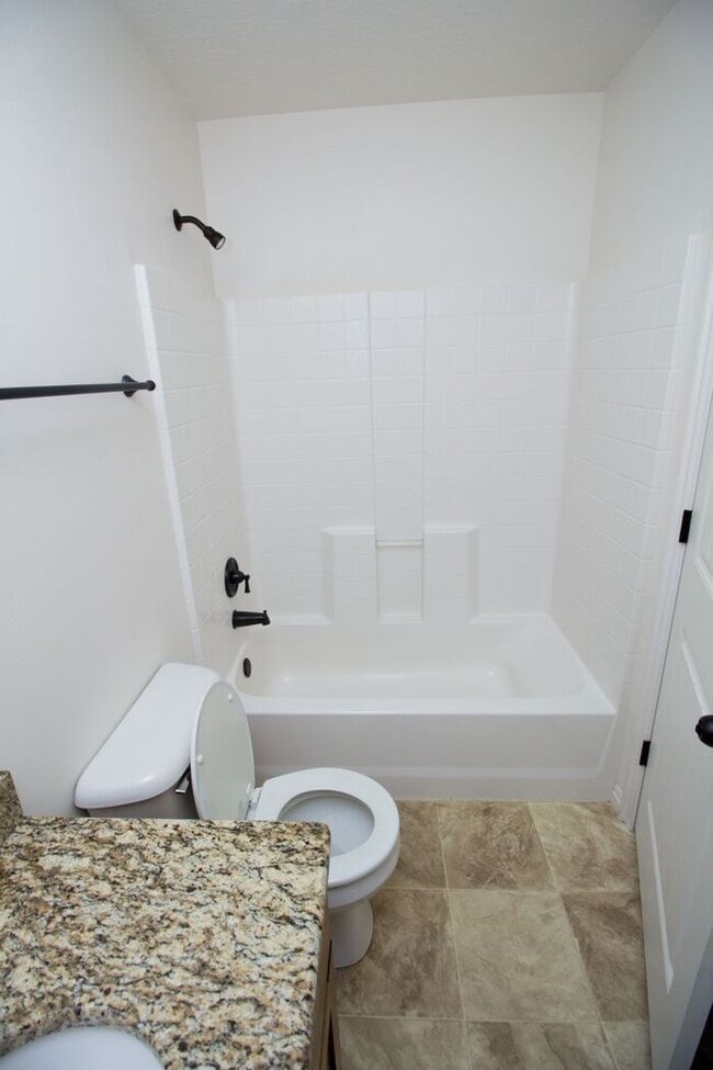 Building Photo - 3 bed, 2.5 bath town house