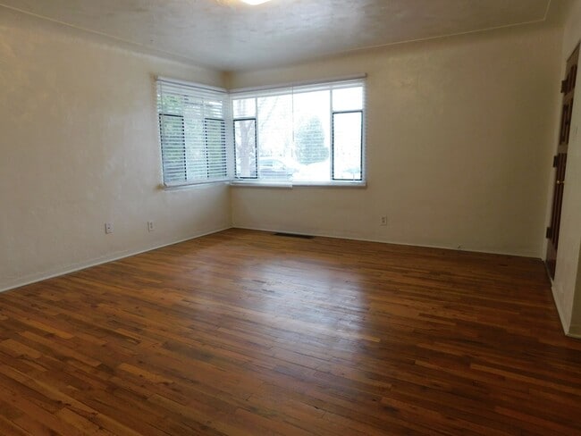 Building Photo - Close to CMU/St Mary's