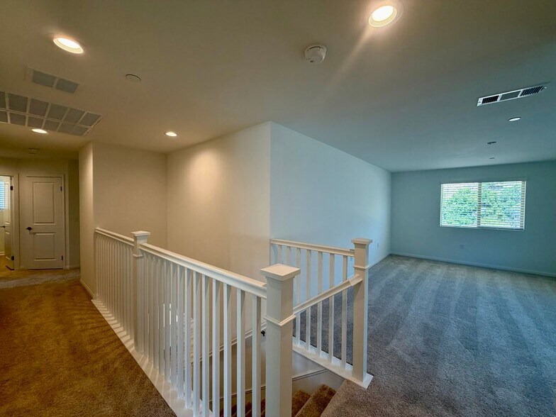 Building Photo - 21600 Thomas Ct