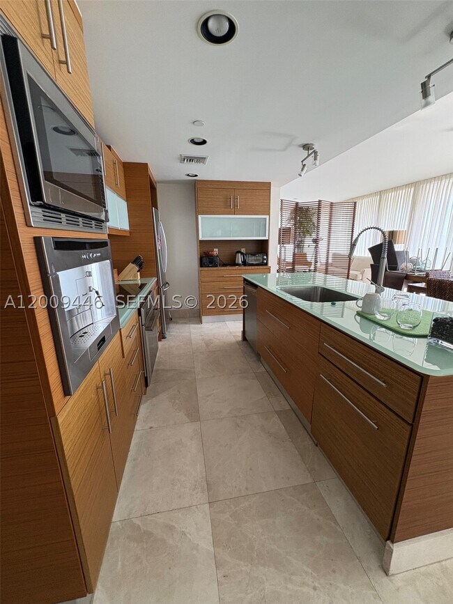 Building Photo - 5875 Collins Ave