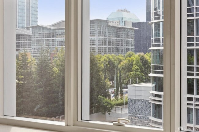 Building Photo - 301 Mission St