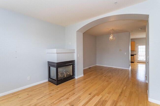 Building Photo - Downtown Living with Style & Views!