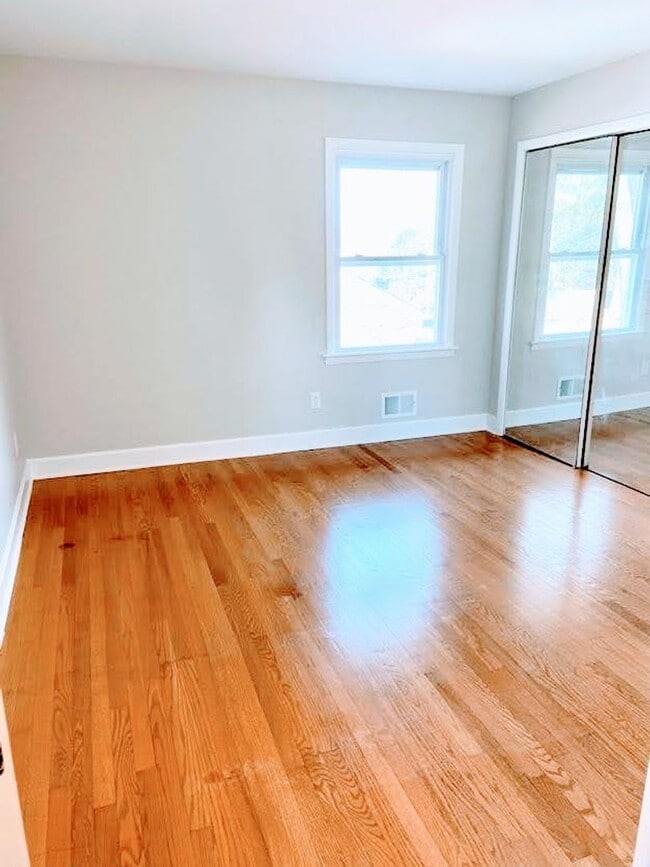 Building Photo - Great 4 Bedroom House