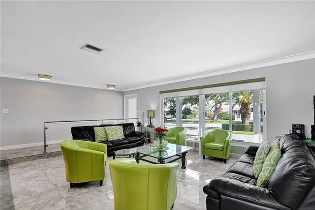 Building Photo - 2830 NE 55th St