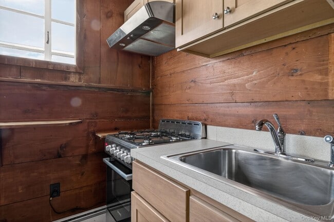 Building Photo - 353 Candlestick Hill Rd