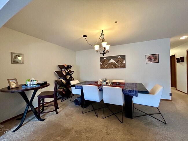 Building Photo - Spacious 2Bd/2.5Ba Luxury Loft-Style Condo...