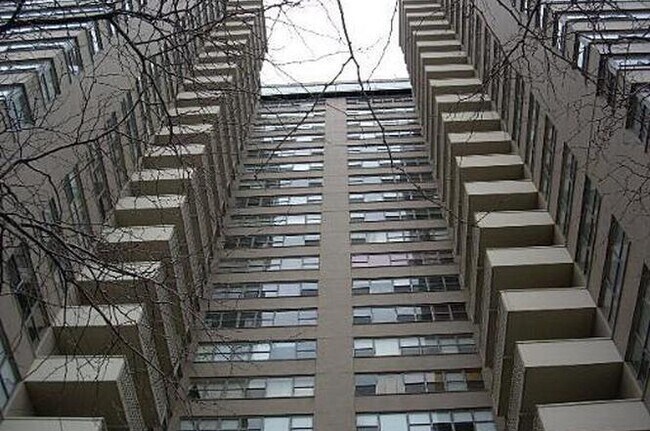 Building Photo - 6301 N Sheridan Rd