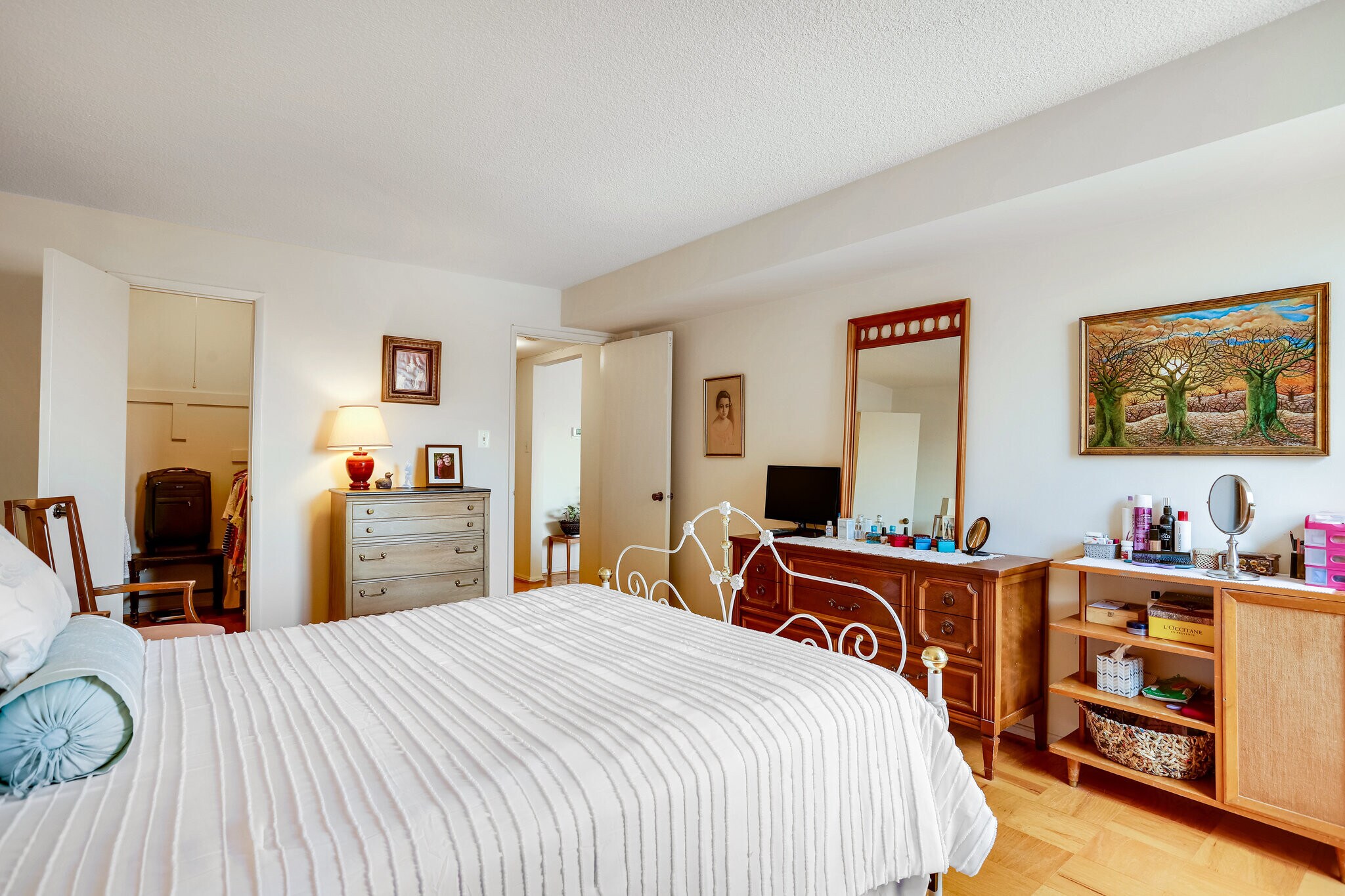 Spacious bedroom - 118 Monroe St