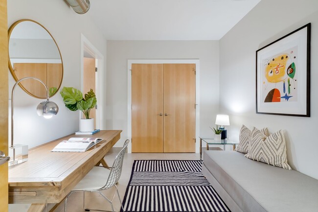 Building Photo - Logan Circle Condo | 2 Bed | 2 Bath | 1,000 Sf | 1 Garage Parking Space