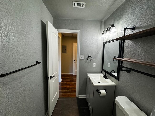 Building Photo - BUENA VISTA