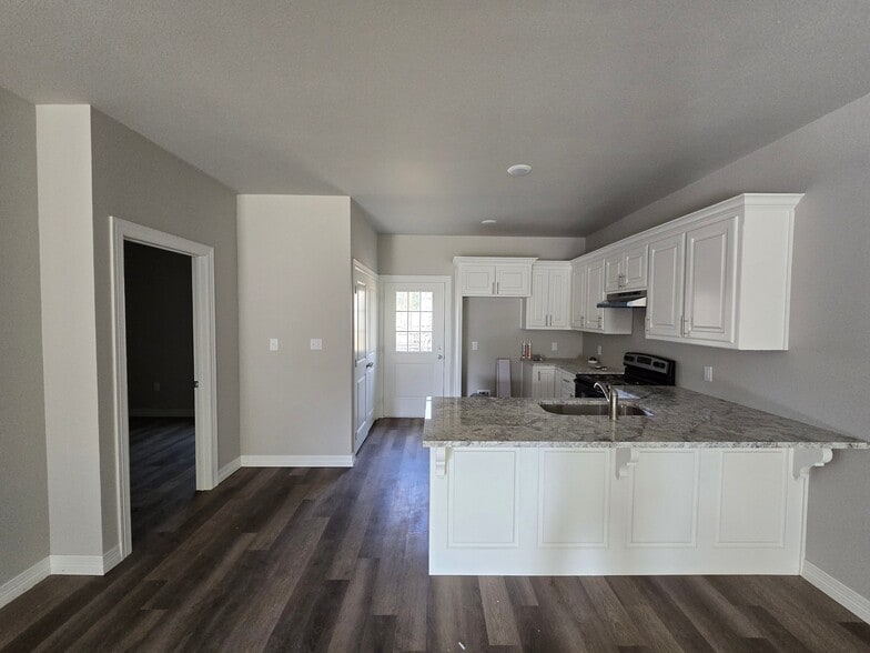Building Photo - 1215 Fairway Dr