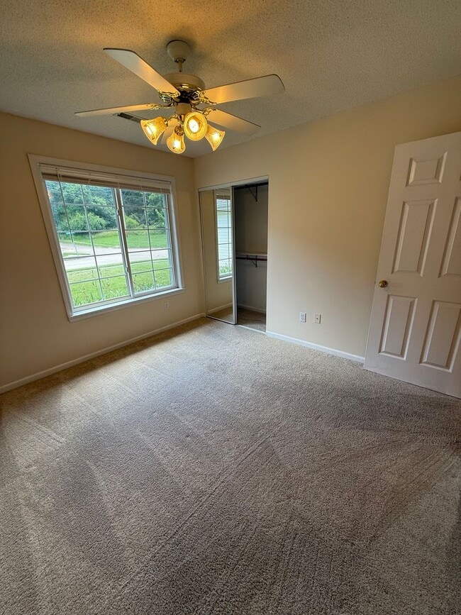 Building Photo - 3 bed 2 bath Home with fenced in backyard