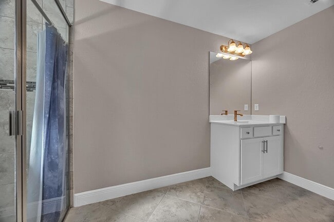 Building Photo - 713 SE East Ave