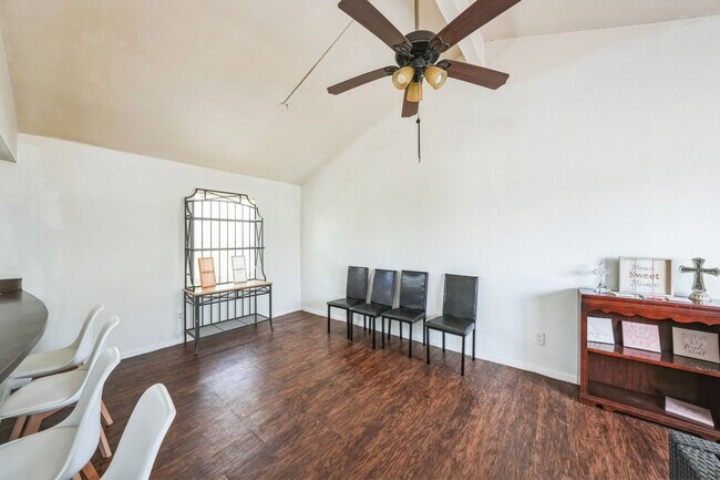 Building Photo - Charming 2BR Duplex in Austin