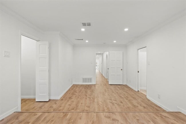 Building Photo - 4202 N Hills Dr