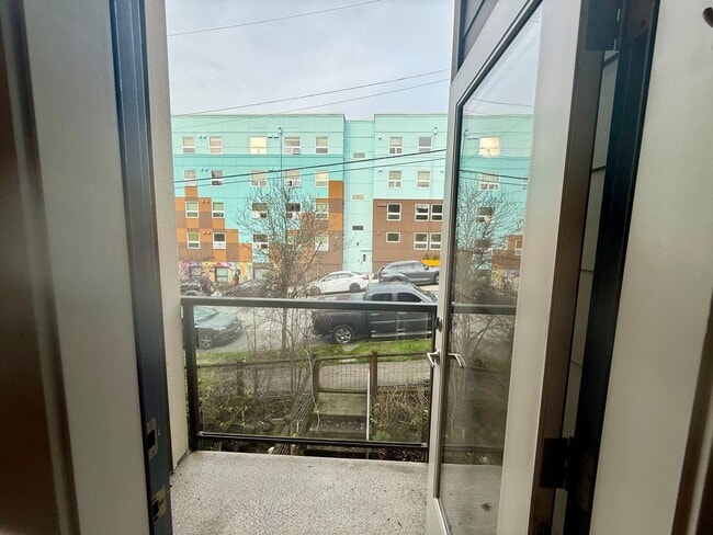 Building Photo - Columbia City Townhome