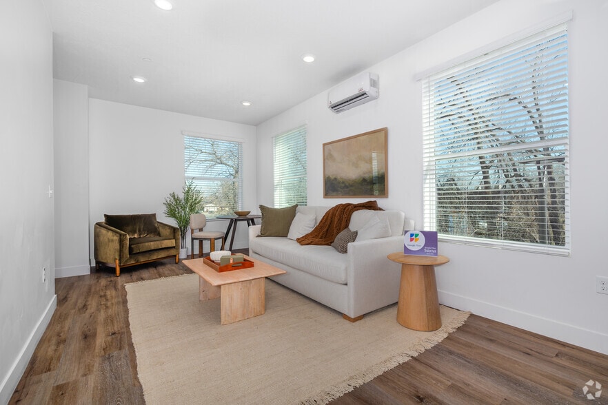 2BR, 1.5BA - 1,107SF - Living Room - Park Place Townhomes
