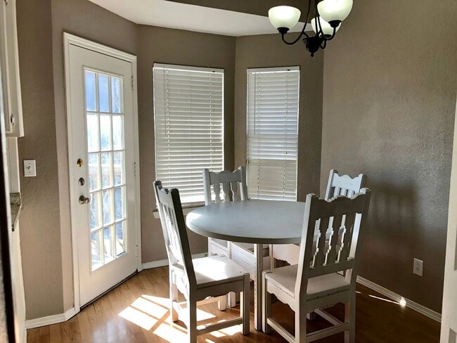 Building Photo - Spacious 2 Bed, 2.5 Bath Condo on Speight Ave with Private Porch & Community Pool