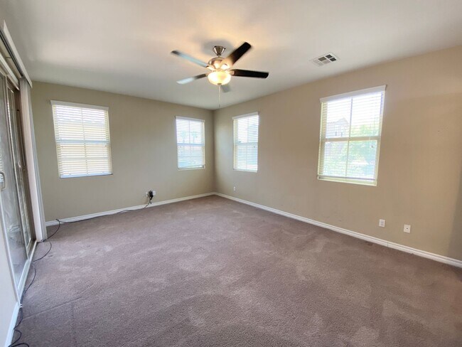 Building Photo - 4/BD 3.5/BA Spacious Home in Gated Communi...