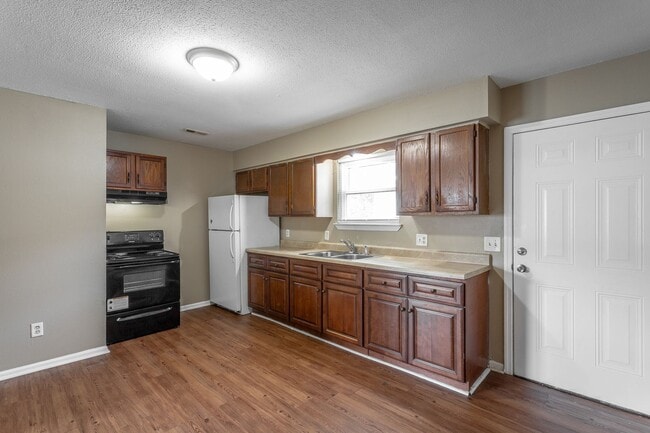Building Photo - Charming home now available for rent in Ch...