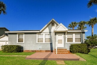 Building Photo - 3/2 House w/Garage~~East of Third St in Ne...