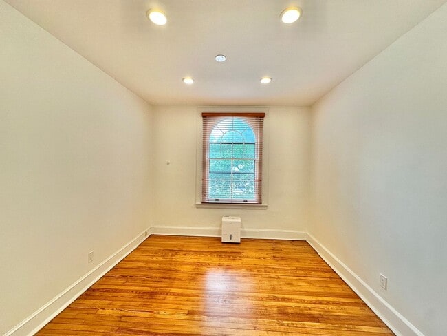 Building Photo - Historic Georgetown Sunny 2 Bedroom 1.5 Ba...