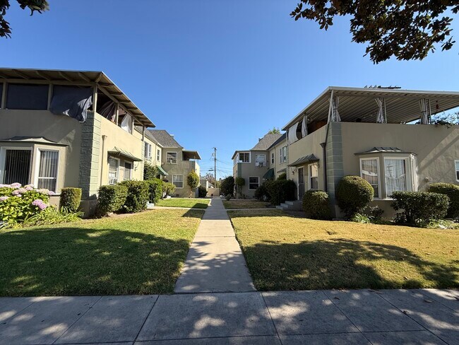 Building Photo - 1424 E Wilson Ave