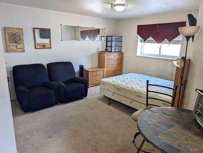 Building Photo - Convenient Prospector Location