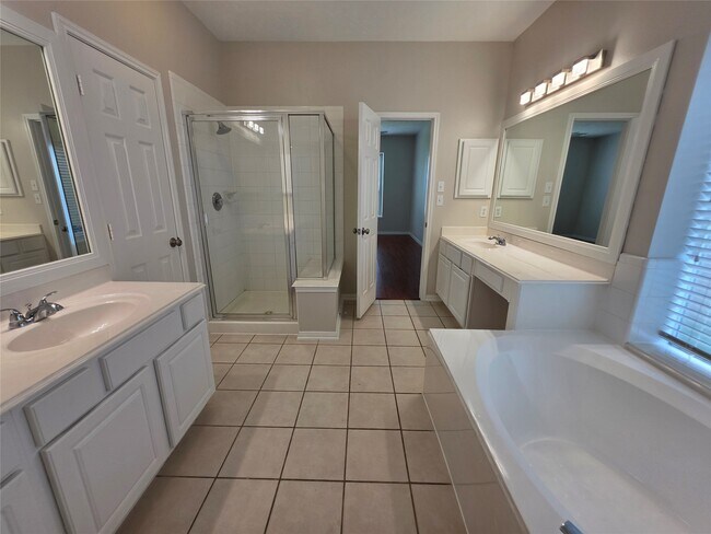 Building Photo - 2111 Emerald Cove Dr