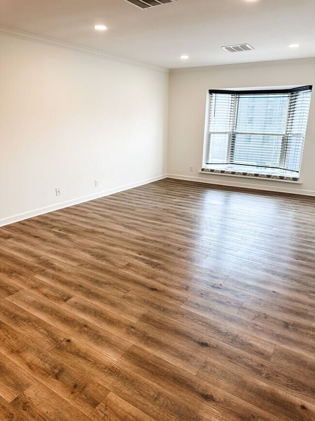 Building Photo - Spacious Renovated 3-Bedroom Condo Near UT Campus
