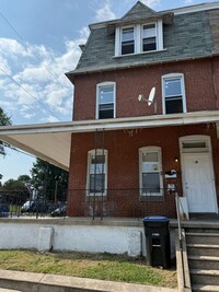 Building Photo - 336 W 8th St