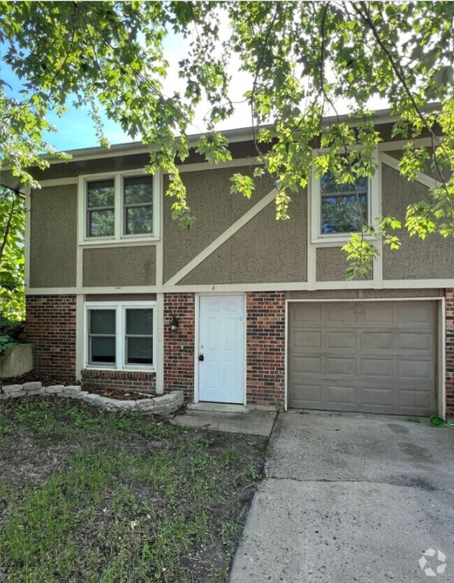 Building Photo - Sweet 3 bedroom, 1.5 bathroom duplex in In...