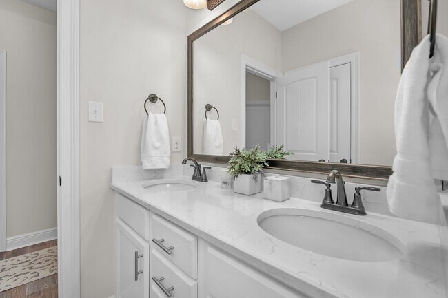 Building Photo - 5718 Oak Hvn Ln
