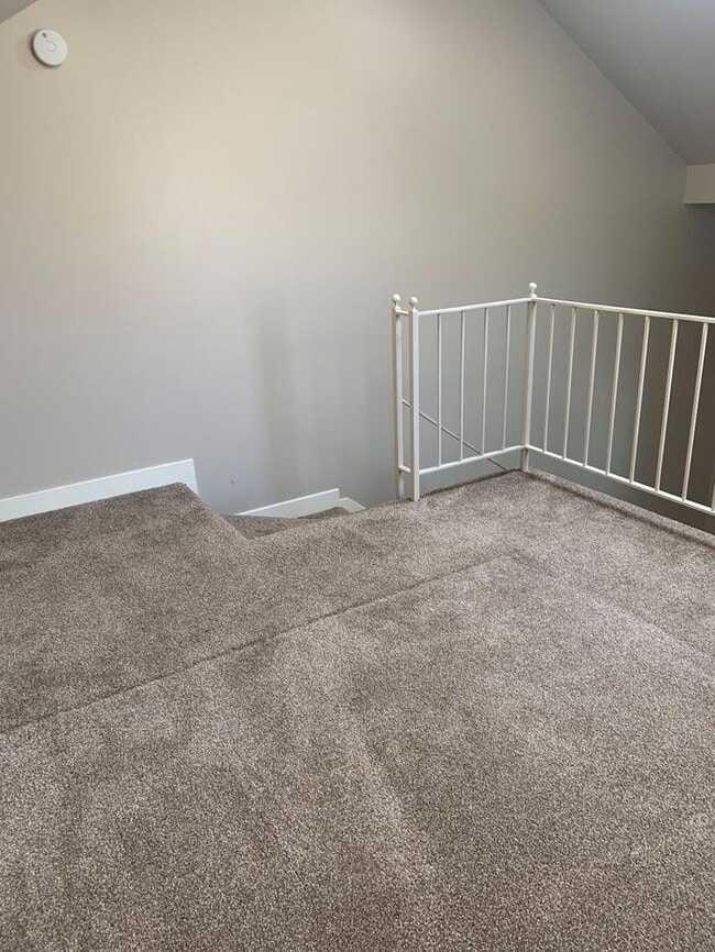 Building Photo - Spacious Main Level Townhouse Available