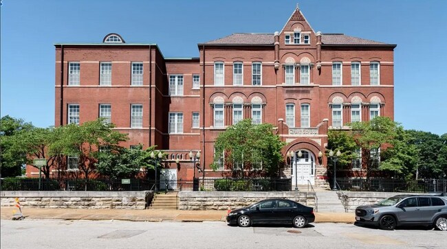 Building Photo - Spacious Rehabilitated Appartment