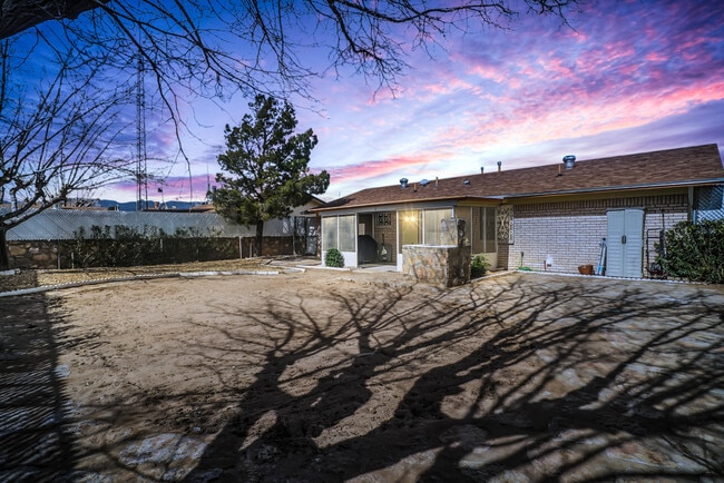 Building Photo - 5664 Longview Dr