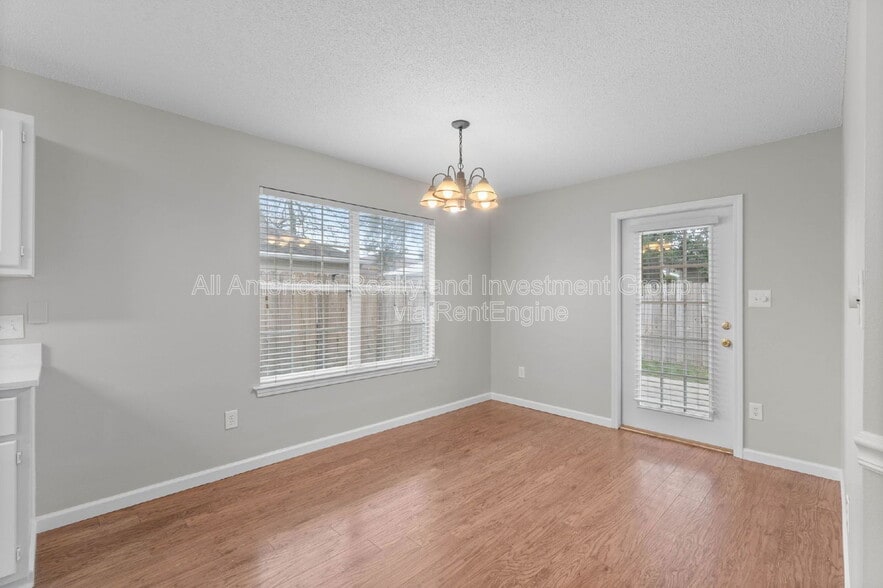 Building Photo - 993 John Wayne Cir