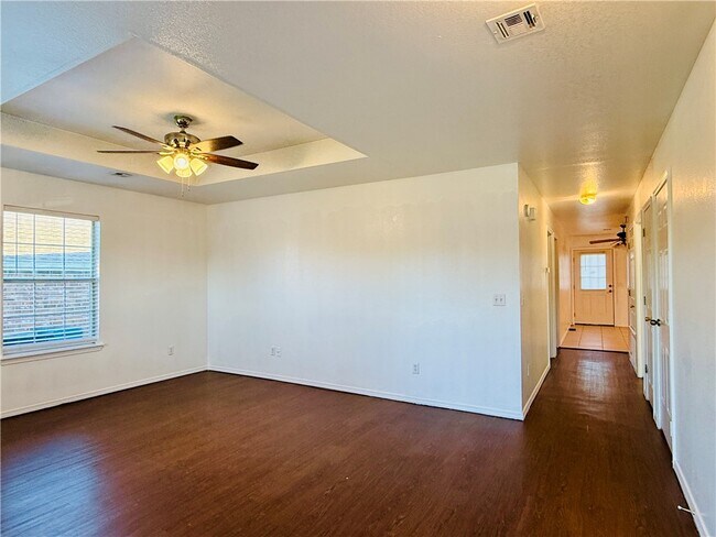 Building Photo - 10 Holly Dr