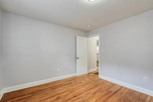 Building Photo - 215 Collins Ave